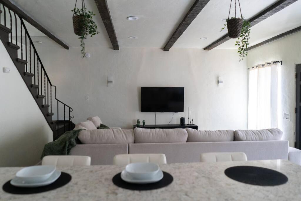 Spacious 2-Bedroom Unit In Hollywood Лос-Анджелес Экстерьер фото